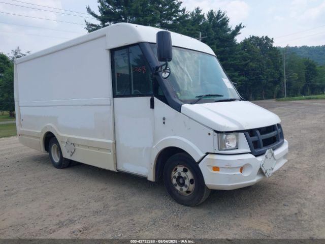  Salvage Isuzu Commercial Van