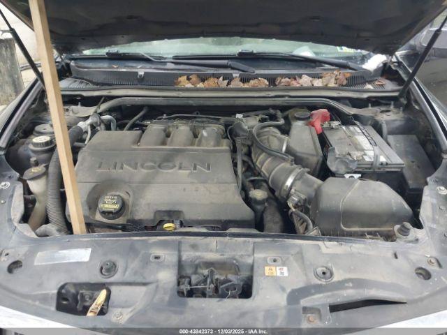 Lincoln MKS Image 16