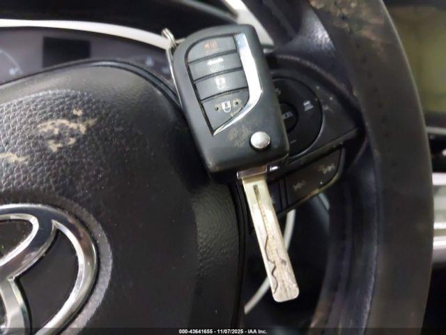 Toyota Corolla Le Image 12