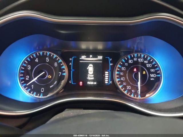 Chrysler 200 Limited Image 15