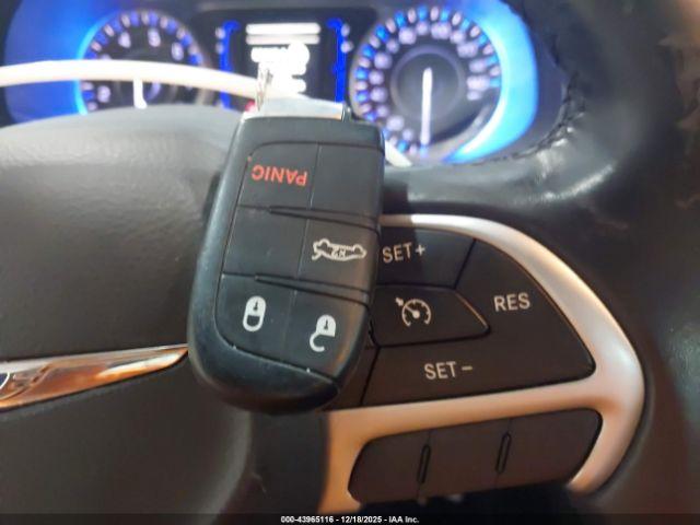 Chrysler 200 Limited Image 12