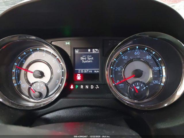 Chrysler Town & Country Touring-l Image 2