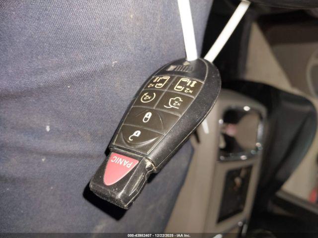 Chrysler Town & Country Touring-l Image 12