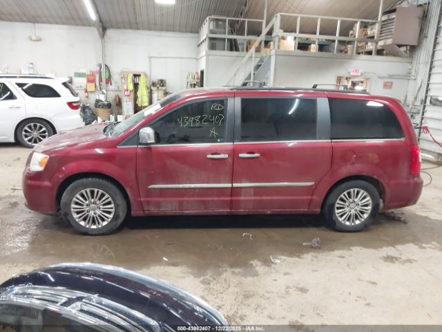 Chrysler Town & Country Touring-l Image 14